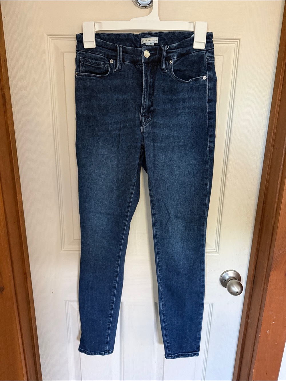 Good American Stretch Skinny Jeans in Dark Blue Wash